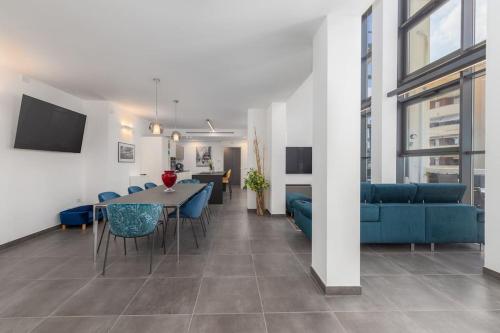 uma sala de estar com um sofá azul e uma mesa em Spa Privata Luxury Apartment 5stelle-Free Parking em Monza