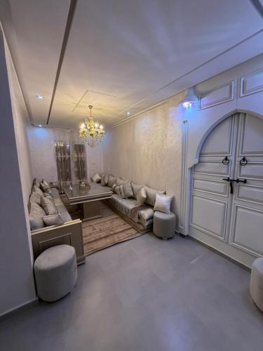 salon z kanapą i stołem w obiekcie Appartement Cosy proche Mer Saïdia w mieście Saïdia