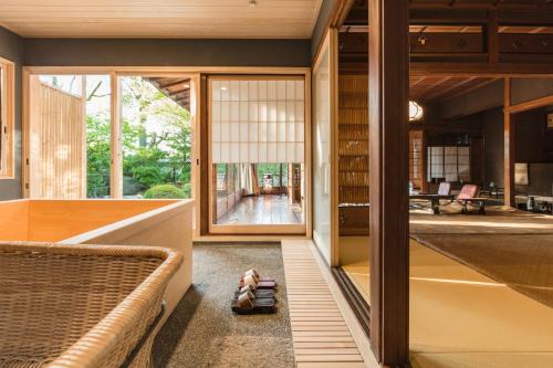 - une chambre avec un canapé et des livres à l'étage dans l'établissement Kyoto Nanzenji Ryokan Yachiyo Established in 1915, à Kyoto