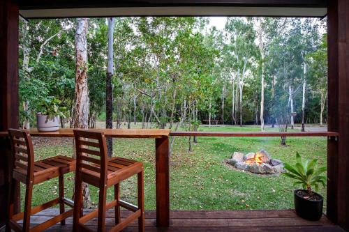 En hage utenfor Airlie Beach Eco Cabins - Adults Only