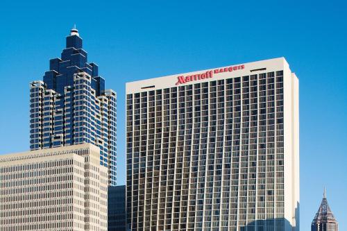 Un edificio nautilus con un cartello sopra. di Atlanta Marriott Marquis ad Atlanta