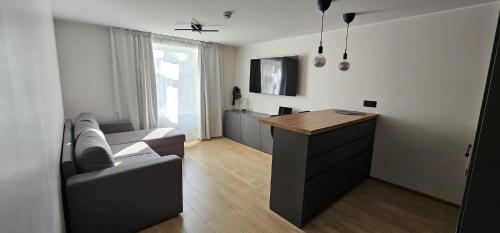 uma sala de estar com um sofá e uma mesa em Suur-Posti Apartments em Pärnu