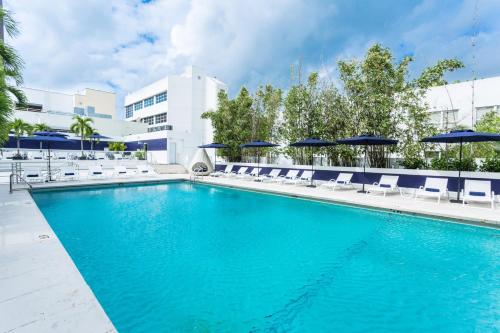 een groot zwembad met stoelen en parasols bij Albion Hotel in Miami Beach