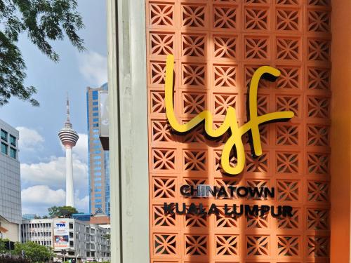 Sertifikāts, apbalvojums, norāde vai cits dokuments, kas ir izstādīts apskatei naktsmītnē lyf Chinatown Kuala Lumpur