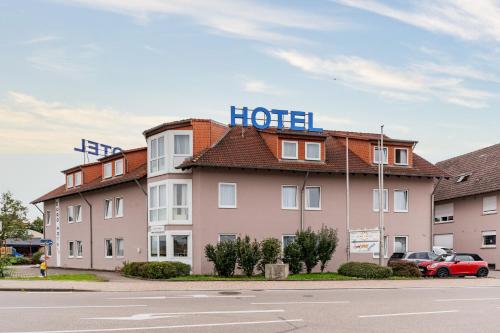 ein Hotel mit einem Schild darüber in der Unterkunft Euro-Hotel in Kappel-Grafenhausen