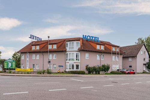 ein Hotel am Straßenrand in der Unterkunft Euro-Hotel in Kappel-Grafenhausen