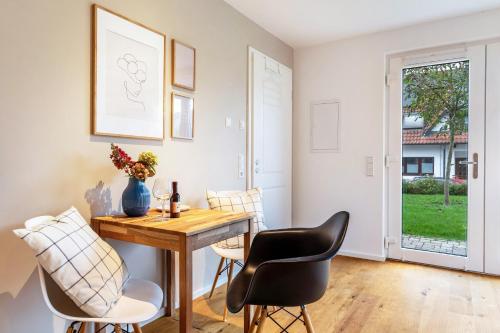 uma sala de jantar com uma mesa de madeira e cadeiras em Fewo Kleines Glück em Friesenheim