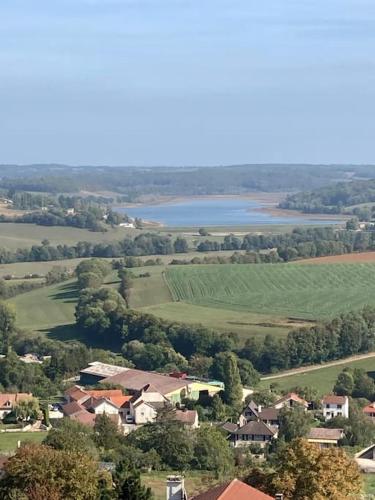 una vista aerea di una città con un lago e case di Villa Inès a Langres