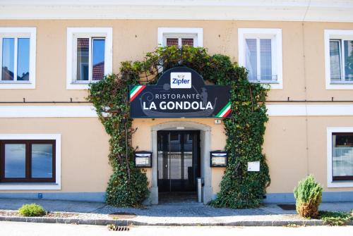 ein Gebäude mit einem Schild, das die erste echte la corolla liest in der Unterkunft La Gondola in Niederneukirchen