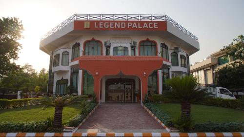 イスラマバードにあるLegend Palace Hotelの伝説宮殿を読む看板のある建物