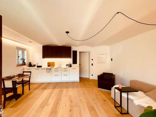 a living room with a couch and a table at 2 Zimmer Apartment Sindelfingen Böblingen Calw in Aidlingen