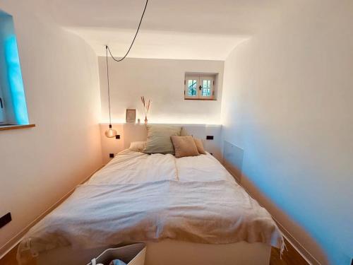 a bedroom with a large bed in a room at 2 Zimmer Apartment Sindelfingen Böblingen Calw in Aidlingen