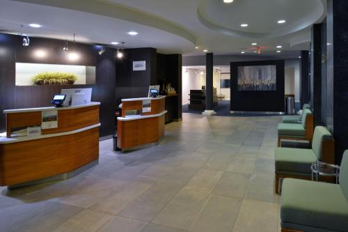 O saguão ou recepção de Courtyard by Marriott Harrisburg Hershey