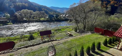 vista su un fiume con montagne sullo sfondo di "Обійми гір"Котеджі a Jaremče