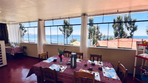 comedor con mesa y vistas al océano en Casa munay lodge - Fernanda, en Puno