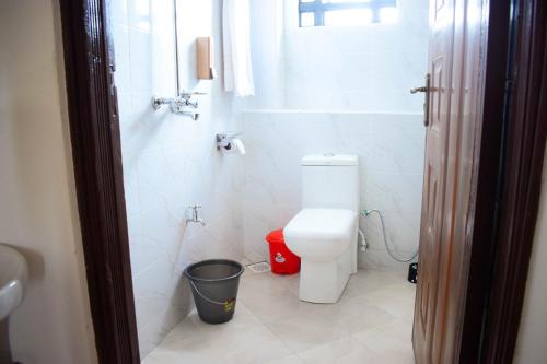 uma casa de banho com um WC e um balde em Mzinyi Homes em Voi