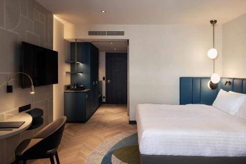 Tempat tidur dalam kamar di Luxembourg Marriott Hotel Alfa