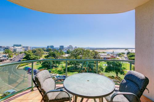 d'un balcon avec une table et des chaises et une vue sur l'océan. dans l'établissement Argyle on the Park, à Maroochydore