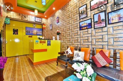 Area tempat duduk di Wow Backpackers Hostels