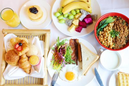 tre piatti di cibo su un tavolo con prodotti per la colazione di Chongqing Marriott Hotel a Chongqing