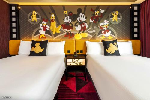 Disney's Hollywood Hotel tesisinde bir odada yatak veya yataklar