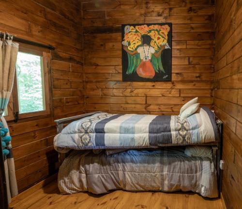 a log cabin with two beds in a room at Cabaña Win en el Bosque, RUNA YAKU in San Lorenzo