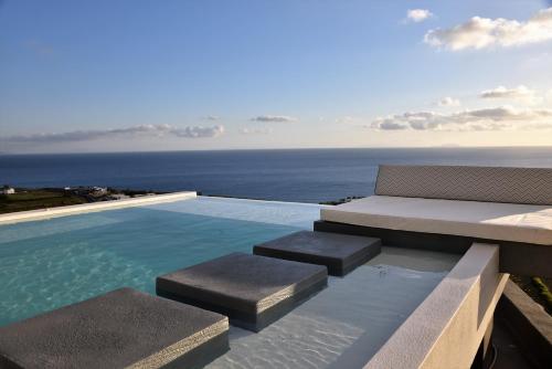 una piscina con vista sull'oceano di Horizon Mills a Imerovigli