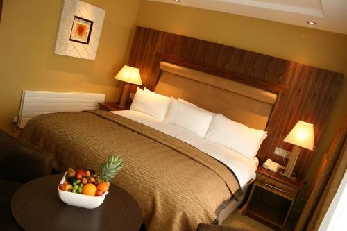 Tempat tidur dalam kamar di Annebrook House Hotel