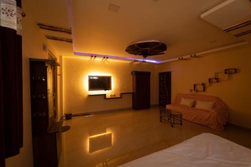 een woonkamer met een bed en een bank bij X Western Hills panchagani in Panchgani