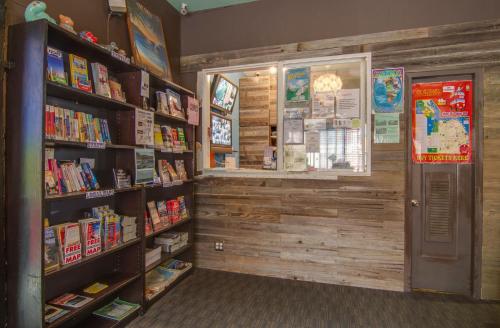 ein Buchladen mit Büchern auf Regalen und einem Fenster in der Unterkunft Adelaide Hostel in San Francisco