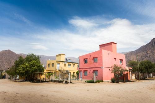 un grupo de edificios coloridos en un camino de tierra en Departamentos PASEO DE LAS VIÑAS, CAFAYATE, en Cafayate