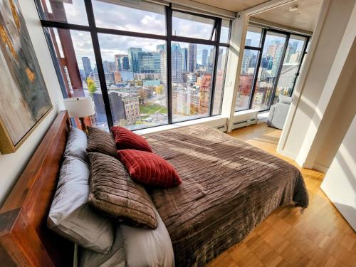 En eller flere senger på et rom på Luxury Downtown Vancouver Suite