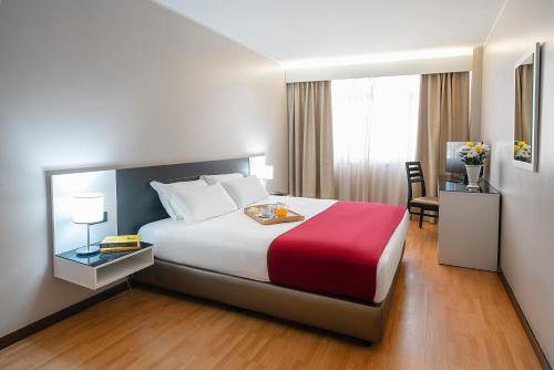 A bed or beds in a room at Hotel Amadeos - Matosinhos - Porto