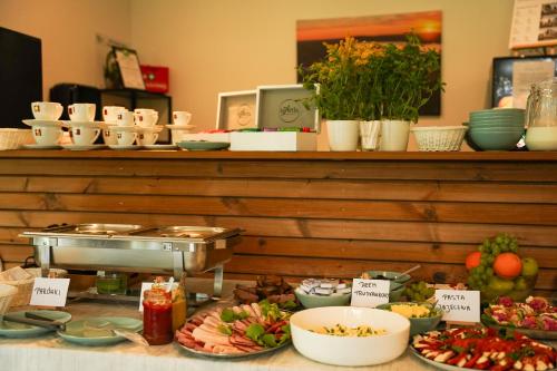 un buffet de nourriture sur une table dans un magasin dans l'établissement Moje Miejsce Kazimierz, à Kazimierz Dolny