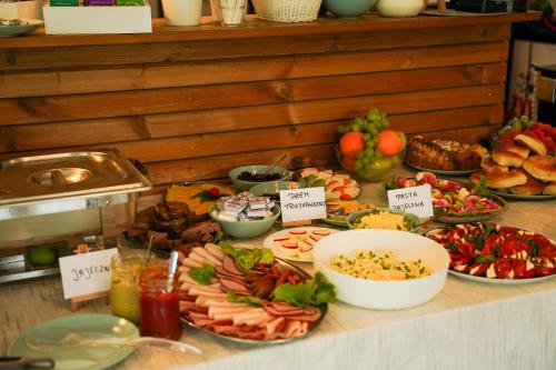 un buffet avec de nombreux types de nourriture sur une table dans l'établissement Moje Miejsce Kazimierz, à Kazimierz Dolny