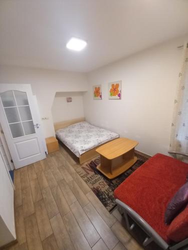 - une petite chambre avec un lit et une table dans l'établissement Kaunas Apartments, à Kaunas