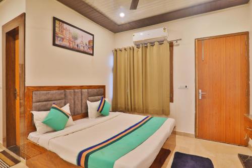 Kama o mga kama sa kuwarto sa Luxury Kyshna Plaza Family Hotel & Best Selling Hotel In Mathura