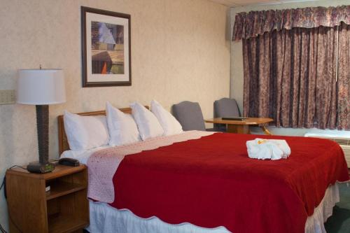 A bed or beds in a room at Anchorage Inn Burlington