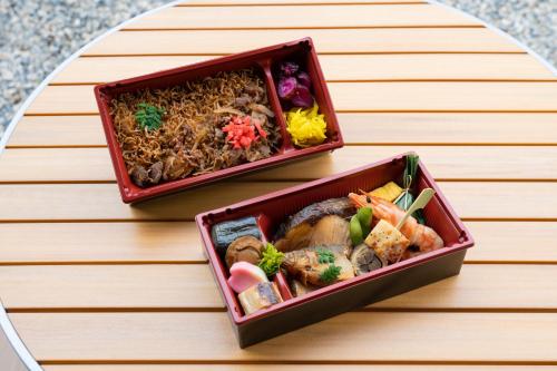 dos cajas bento llenas de comida en una mesa en Fairfield by Marriott Mie Okuise Odai, en Odaicho