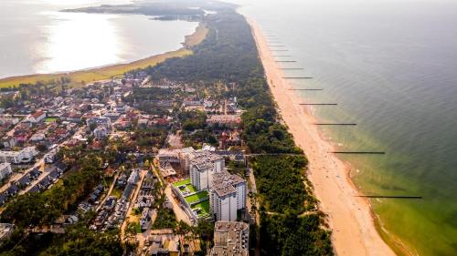 una vista aerea di una spiaggia vicino all'oceano di Porta Mare Active & Spa Resort a Dziwnówek