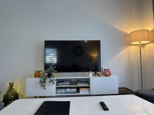 Uma TV ou centro de entretenimento em Appartement Confortable avec Terrasse à 5 Min du Centre, Navette Ski Gratuite ! - FR-1-548-34