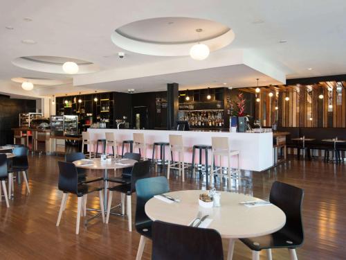 Un restaurant u otro lugar para comer en BreakFree on Cashel, an Accor Hotel