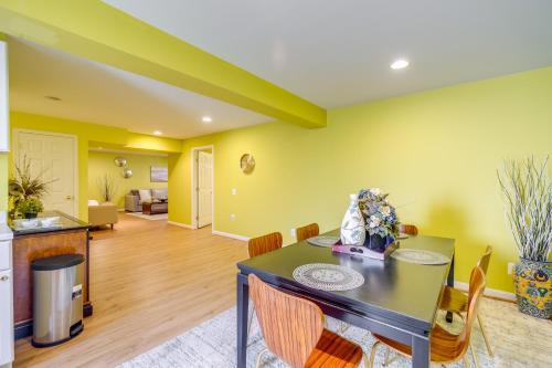 Kuchyň nebo kuchyňský kout v ubytování 20 Mi to Downtown DC Pet-Friendly Lorton Apt!