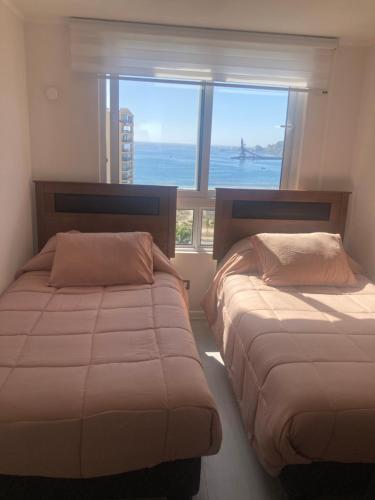 - 2 lits dans une chambre avec vue sur l'océan dans l'établissement Hermoso Departamento Playa La Herradura, à Coquimbo