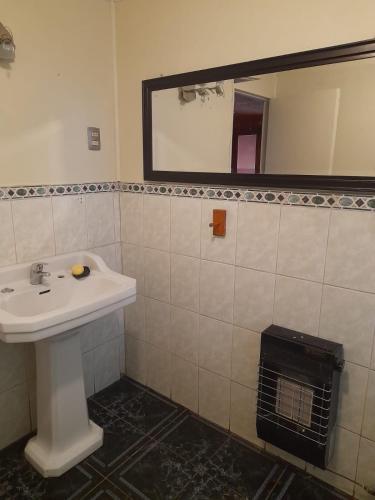 bagno con lavandino e specchio di La casona de don Juan a Coihaique