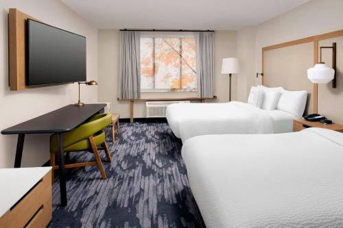 een hotelkamer met 2 bedden en een bureau bij Fairfield Inn & Suites by Marriott Alexandria West/Mark Center in Alexandria