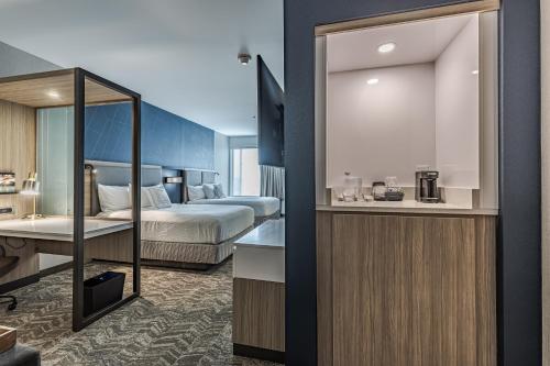 A bed or beds in a room at SpringHill Suites by Marriott Fort Wayne Southwest