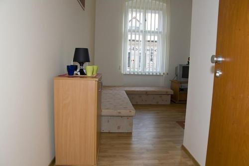 een woonkamer met een bank en een raam bij Hyde Park Hostel in Bratislava