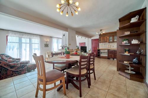 Una cocina o kitchenette en Super Cozy Villa with a Sea View and A Fireplace