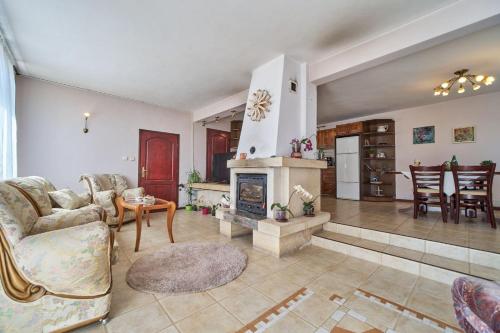 Un lugar para sentarse en Super Cozy Villa with a Sea View and A Fireplace